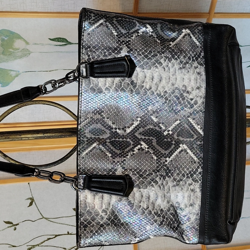 Vera Wang tote - Picture 7 of 8